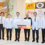 ภาพผู้บริหาร MK GROUP มอบเงินบริจาคแก่โรงพยาบาลศิริราช