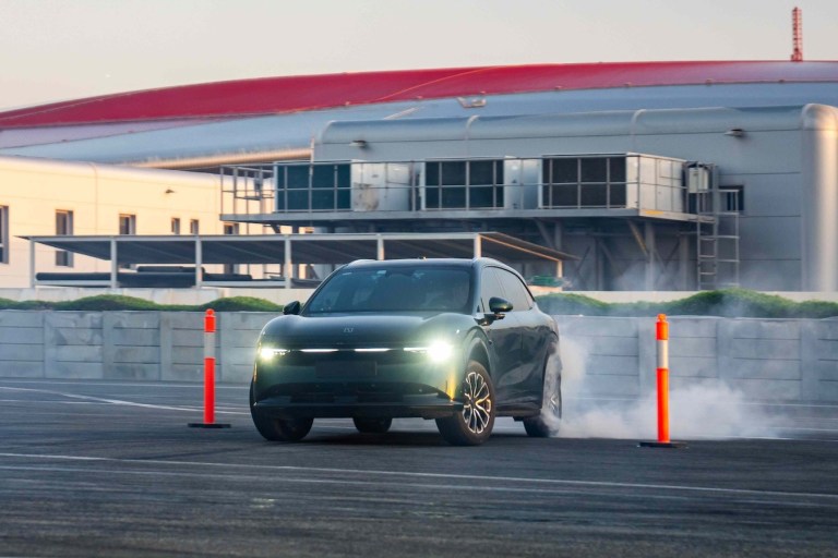 ZEEKR Sets Guinness World Records™ Title with the Zeekr 7X (2)